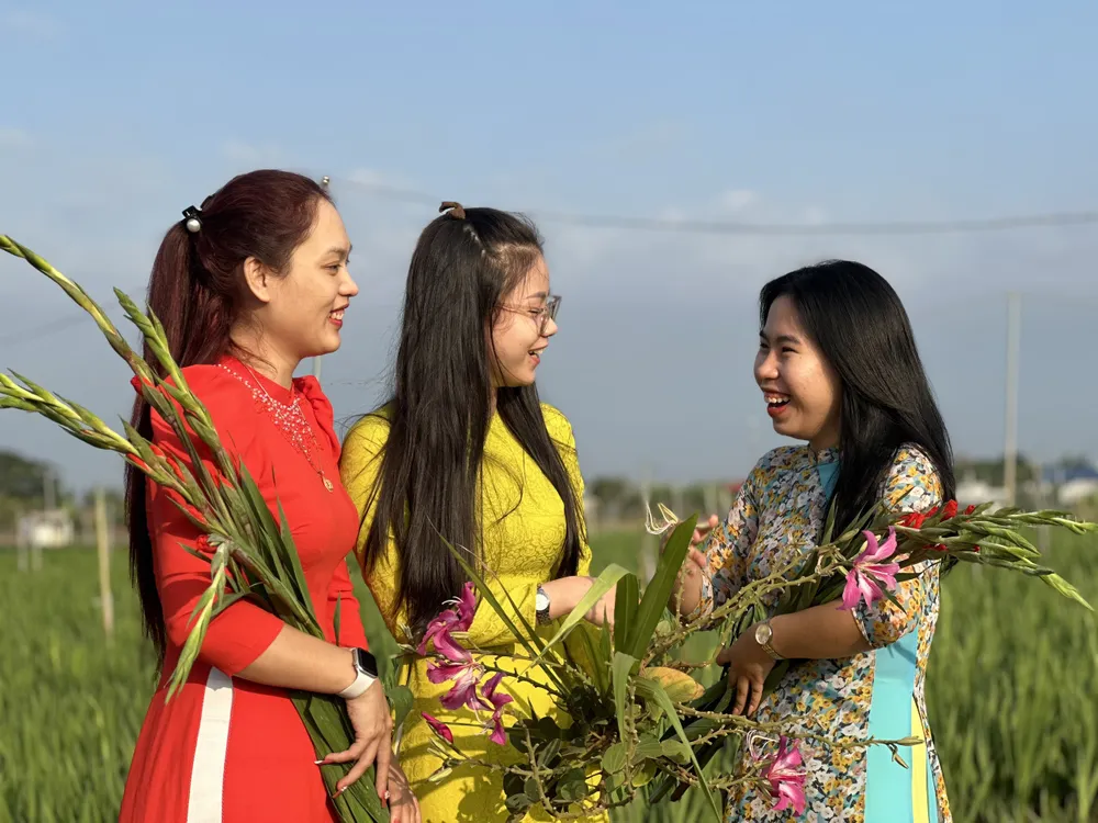 Các bạn trẻ nô nức tìm đến chụp hình lưu niệm tại làng hoa của đồng bào Chơ ro dưới chân núi Chứa Chan.jpg