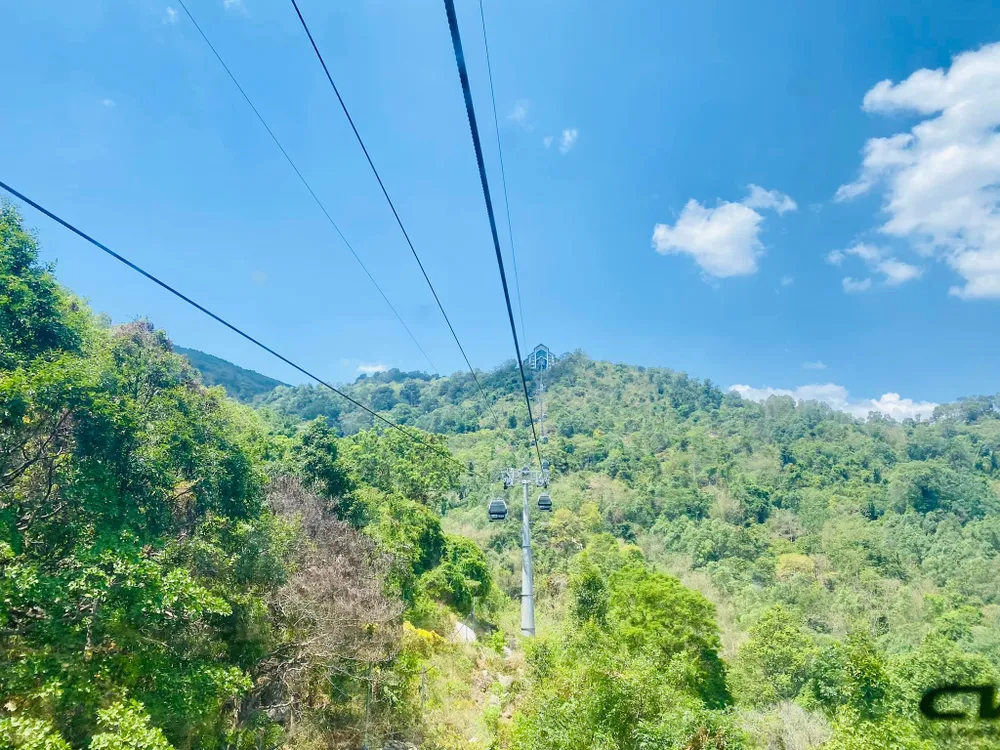 Cáp treo lên núi Chứa Chan.jpg