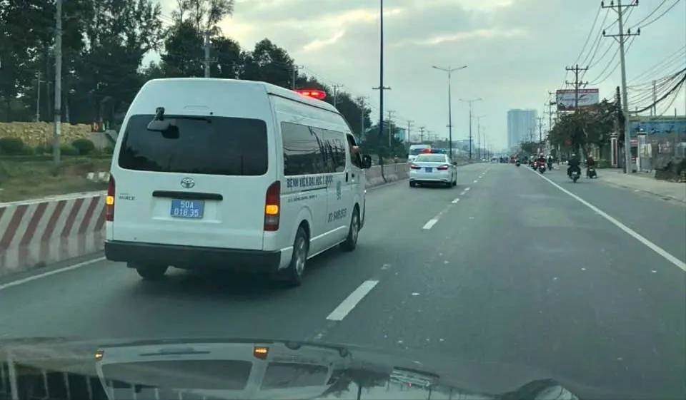 CSGT TPHCM hỗ trợ vận chuyển giác mạc mắt và mô tạng đến bệnh viện an toàn