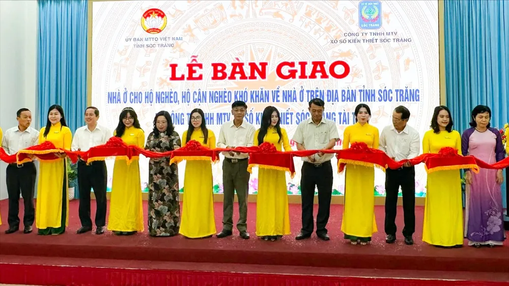 Các đại biểu cắt băng khánh thành, bàn giao 120 căn nhà cho hộ nghèo, cận nghèo và hộ khó khăn về nhà ở trên địa bàn tỉnh Sóc Trăng