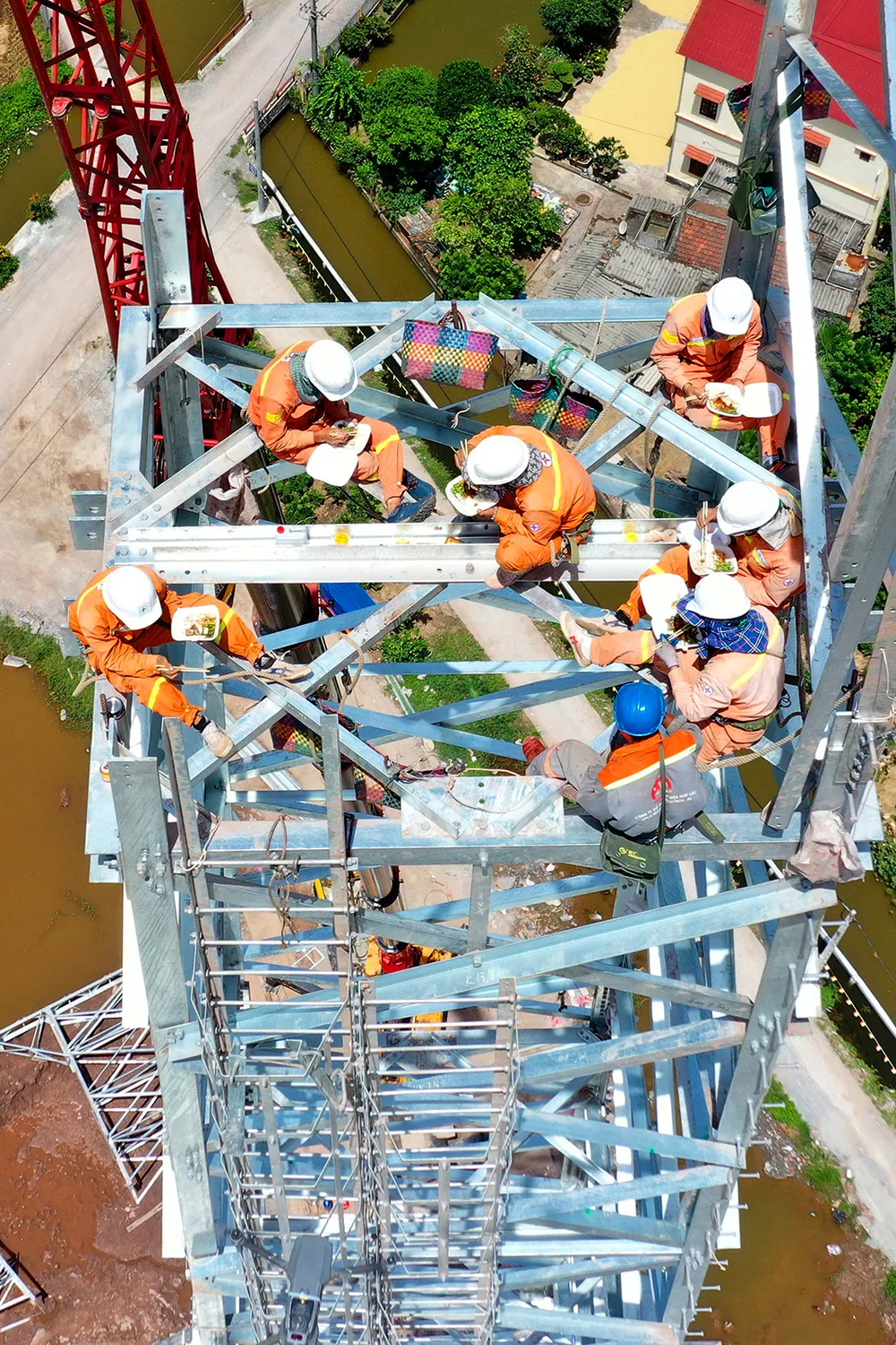 PSA Anh6-9-2- Bữa cơm vội trên công trường đường dây 500kV mạch 3.jpg