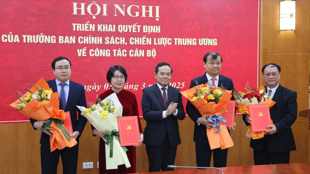Trưởng Ban Chính sách, chiến lược Trung ương Trần Lưu Quang trao quyết định cho các lãnh đạo Viện Nghiên cứu Chính sách và chiến lược