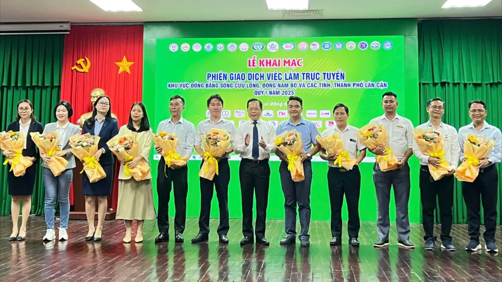 Đại diện Ban Tổ chức tặng hoa cho các doanh nghiệp tham gia trực tiếp tại phiên giao dịch việc làm