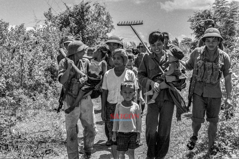 NK 31-3- Bộ đội Việt Nam cứu giúp người dân Campuchia về quê.jpg