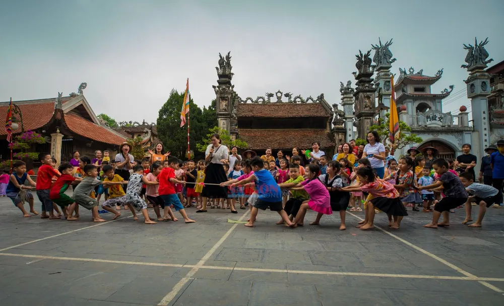 NK 31-3- Trước cửa đình.jpg