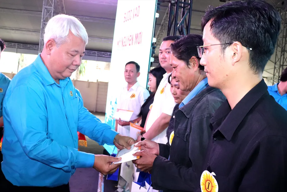 Chủ tịch LĐLĐ TPHCM Võ Khắc Thái trao quà đến người lao động khó khăn, bệnh nan y