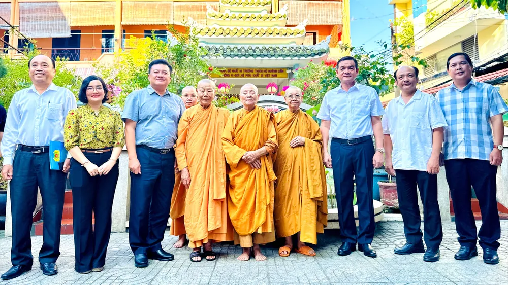 Trung tướng Lê Hồng Nam, Giám đốc Công an TPHCM thăm, tri ân Ni trưởng Thích Nữ Huỳnh Liên. Ảnh: CHÍ THẠCH