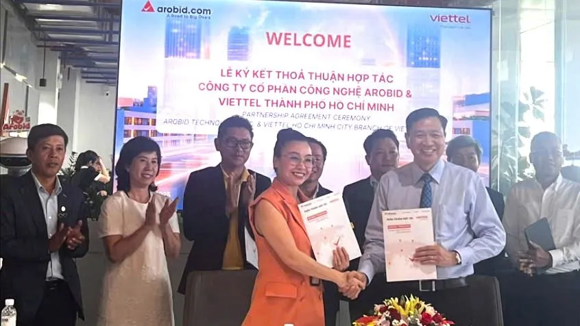 Lãnh đạo Arobid ký kết hợp tác với Viettel TPHCM