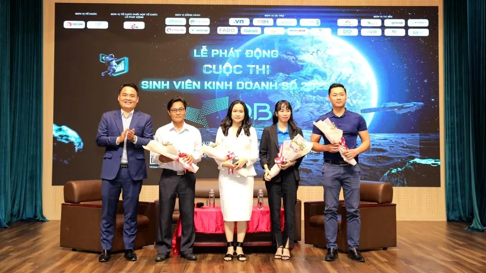PGS. TS Nguyễn Quốc Cường, Trưởng khoa Thương mại Du lịch (bìa trái) trong lễ phát động Cuộc thi sinh viên kinh doanh số được tổ chức bởi Hiệp hội Thương mại điện tử Việt Nam (VECOM), VECOMNET phối hợp cùng IUH