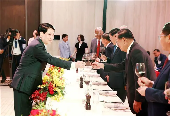 Chủ tịch nước Lương Cường chủ trì tiệc chiêu đãi các Trưởng đoàn khách quốc tế dự Lễ kỷ niệm 50 năm Ngày Giải phóng miền Nam, thống nhất đất nước. Ảnh: Lâm Khánh/TTXVN