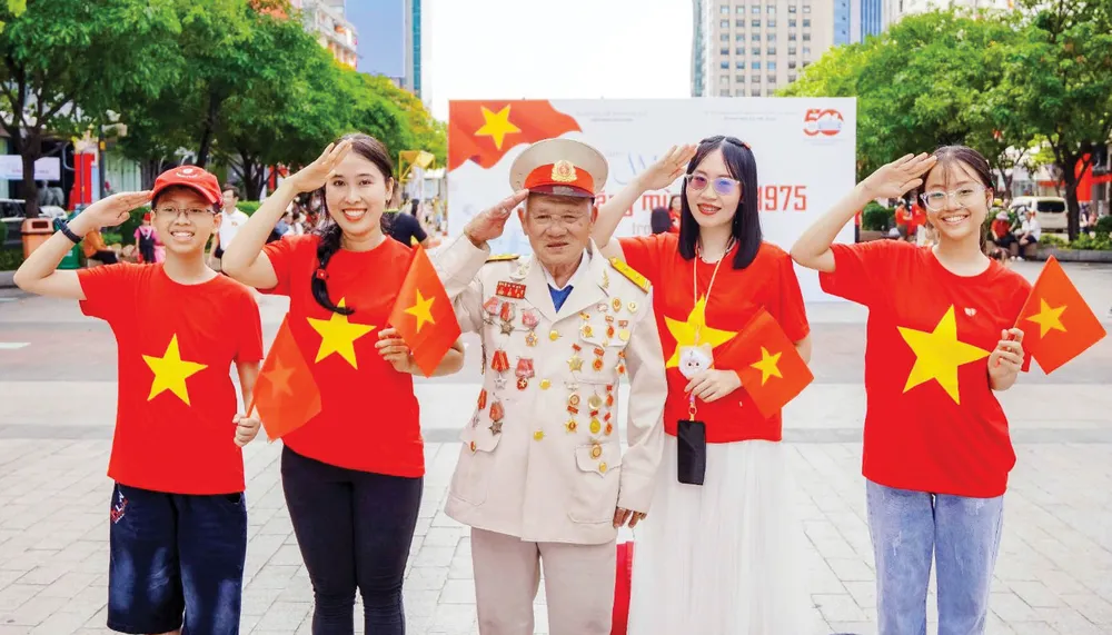 Cựu chiến binh cùng các bạn trẻ hòa mình trong các hoạt động chào mừng đại lễ. Ảnh: TAM NGUYÊN