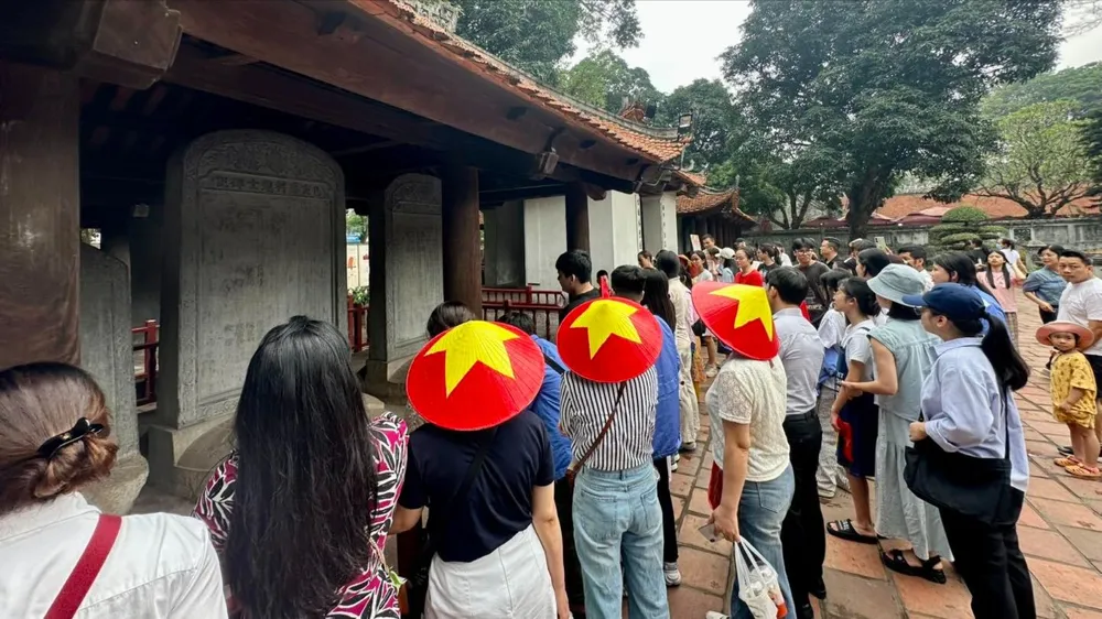 Khách du lịch tại Văn Miếu- Quốc Tử Giám (Hà Nội) trong dịp nghỉ lễ