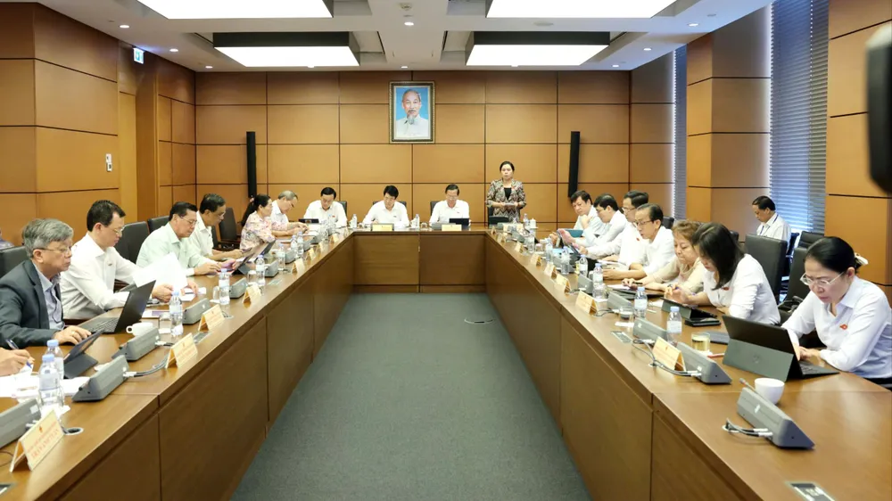 Đại biểu Quốc hội thảo luận tại tổ, chiều 8-5. Ảnh: QUANG PHÚC