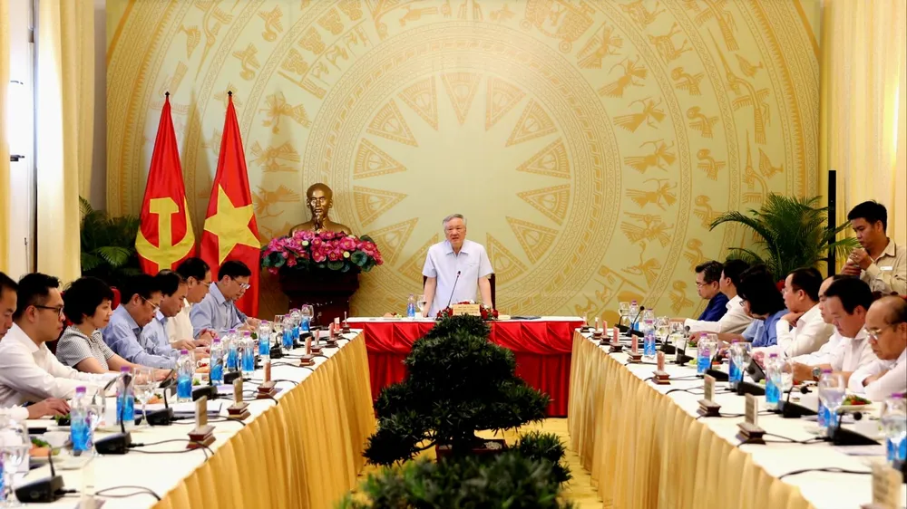 Phó Thủ tướng Thường trực Chính phủ Nguyễn Hòa Bình chủ trì cuộc họp