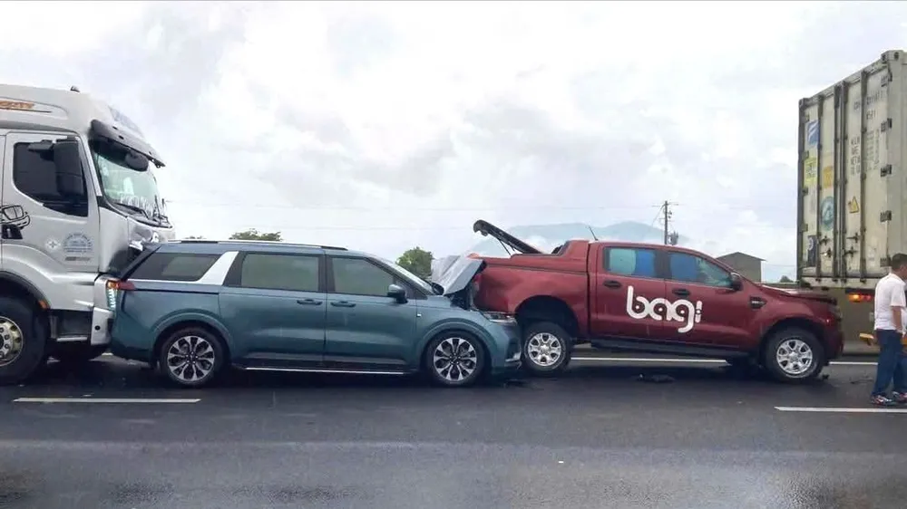 Va chạm liên hoàn giữa 5 xe ô tô trên cao tốc Phan Thiết - Dầu Giây. Ảnh: NDCC