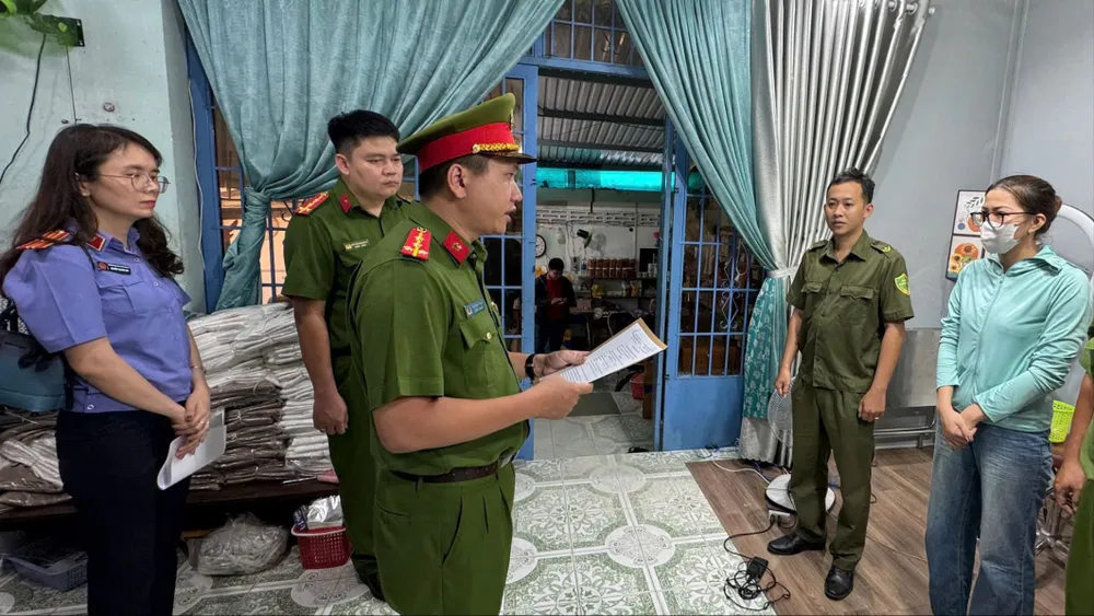 Khởi tố bị can Lương Thị Ánh Tuyết để điều tra về tội “Trốn thuế” và “Buôn lậu”.