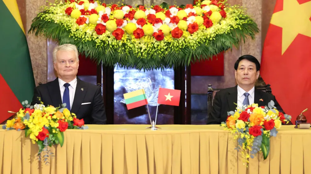 Chủ tịch nước Lương Cường và Tổng thống Gitanas Nauseda. Ảnh: QUANG PHÚC