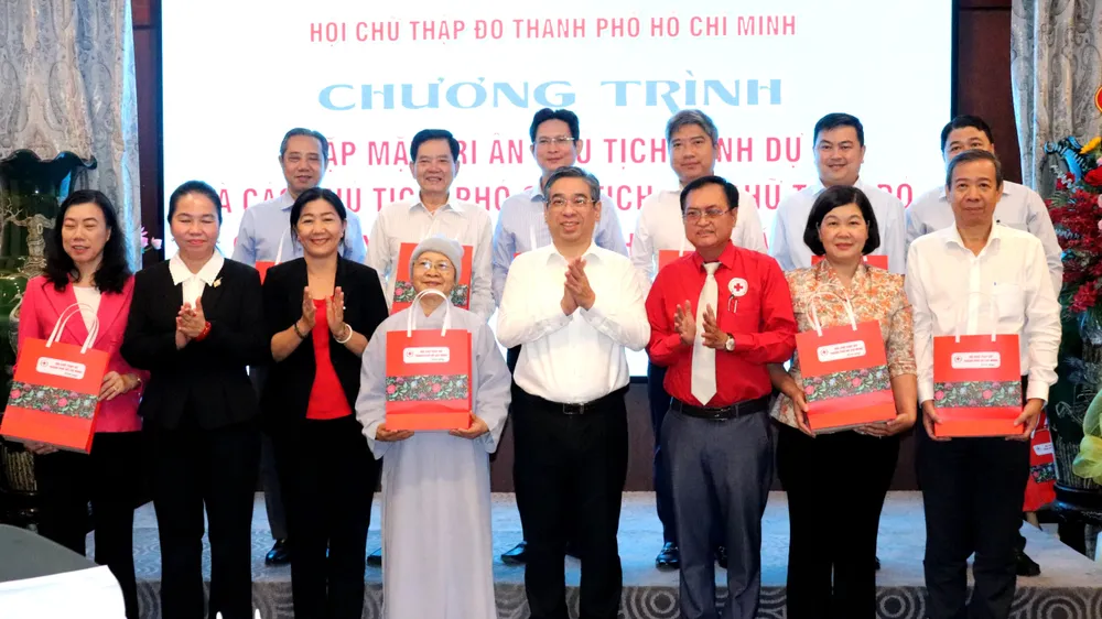 Đồng chí Nguyễn Phước Lộc, Phó Bí thư Thành ủy, Chủ tịch Ủy ban MTTQ Việt Nam TPHCM trao quà tri ân các Chủ tịch danh dự Chữ thập đỏ