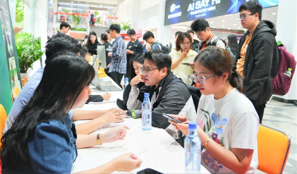 Sinh viên tìm kiếm cơ hội việc làm tại ngày hội. Ảnh: THANH HÙNG
