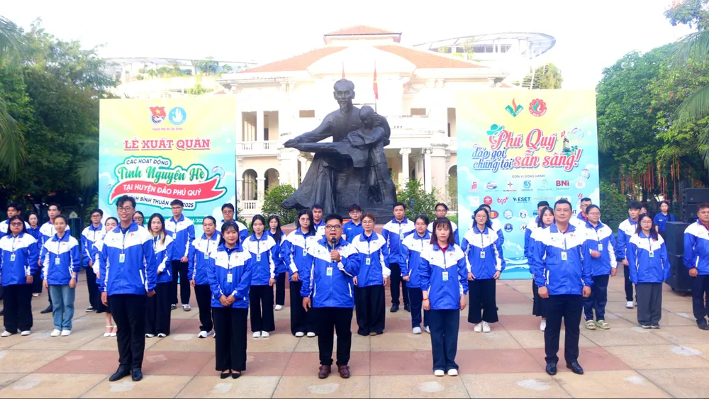 Các chiến sĩ tình nguyện trước giờ xuất quân đến huyện đảo Phú Quý sáng 15-6