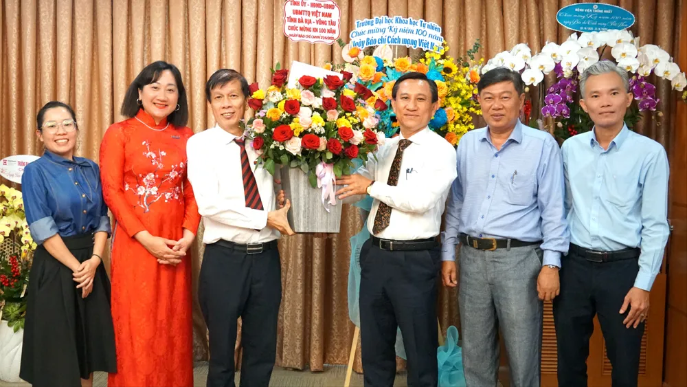 Đại diện lãnh đạo Tỉnh ủy - HĐND - UBND - UB MTTQ Việt Nam tỉnh Bà Rịa - Vũng Tàu tặng hoa chúc mừng Báo Sài Gòn Giải Phóng. Ảnh: VIỆT NGA