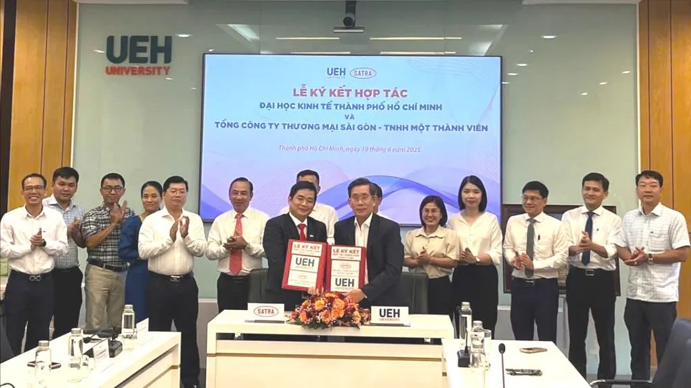 Tổng Công ty Thương mại Sài Gòn TNHH MTV (SATRA) và Đại học Kinh tế TPHCM (UEH) chính thức ký kết chương trình liên kết hợp tác chiến lược toàn diện