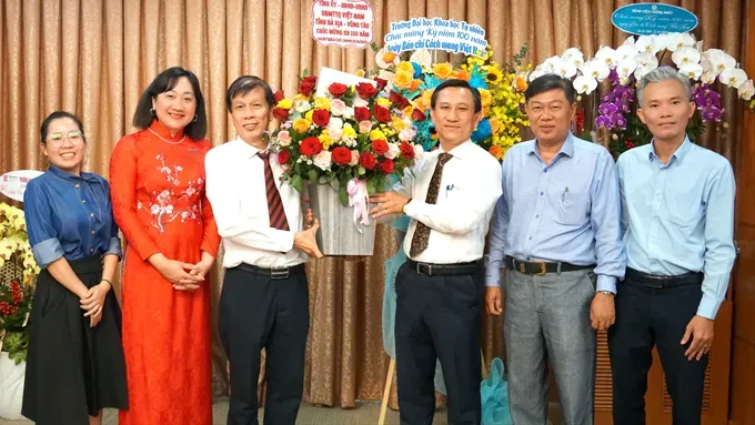 Đại diện lãnh đạo Tỉnh ủy - HĐND - UBND - UB MTTQ Việt Nam tỉnh Bà Rịa - Vũng Tàu tặng hoa chúc mừng Báo Sài Gòn Giải Phóng. Ảnh: VIỆT NGA