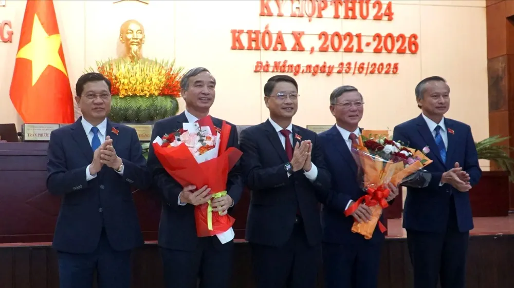 Lãnh đạo HĐND TP Đà Nẵng tặng hoa đồng chí Lê Trung Chinh và đồng chí Lê Văn Trung. Ảnh: XUÂN QUỲNH