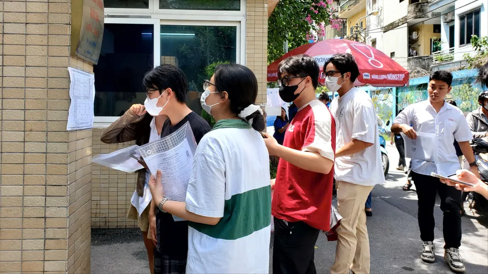 Thí sinh Hà Nội đến các điểm thi trong chiều 25-6 để làm thủ tục dự thi. Ảnh: HÀ NGUYỄN