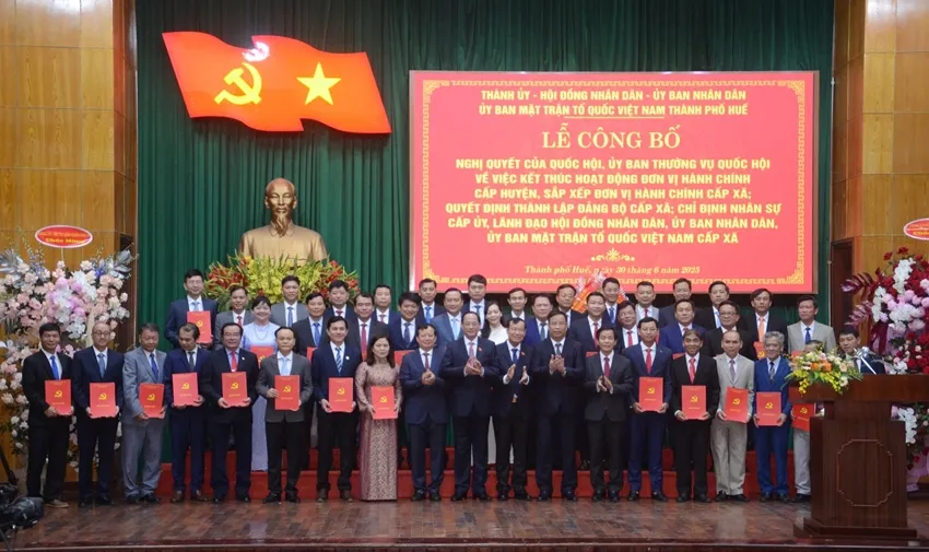 Lãnh đạo Trung ương và TP Huế chúc mừng Bí thư Đảng ủy các xã, phường mới sau sắp xếp