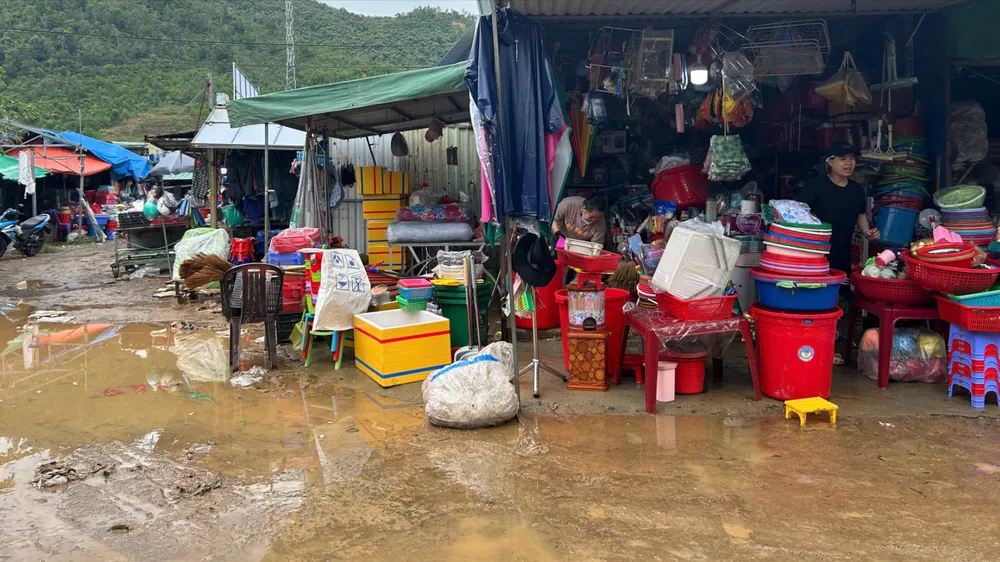 Xung quanh chợ Thanh Vinh vẫn lênh láng nước và bùn