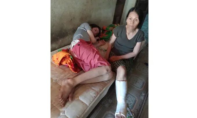 Bà Cái Thị Tím bên con trai Võ Đức Trọng bị suy thận từ khi 3 tuổi