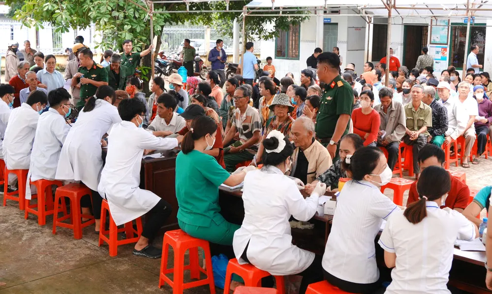 Khám bệnh, tư vấn và phát thuốc miễn phí cho người dân