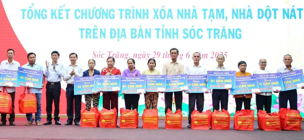 Lãnh đạo tỉnh Sóc Trăng (trước đây) trao hỗ trợ nhà ở cho người dân