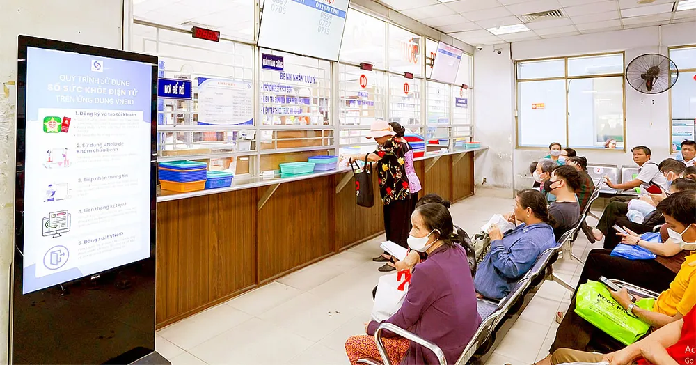 Người bệnh chờ lãnh thuốc BHYT tại Bệnh viện Nhân dân Gia Định, TPHCM 