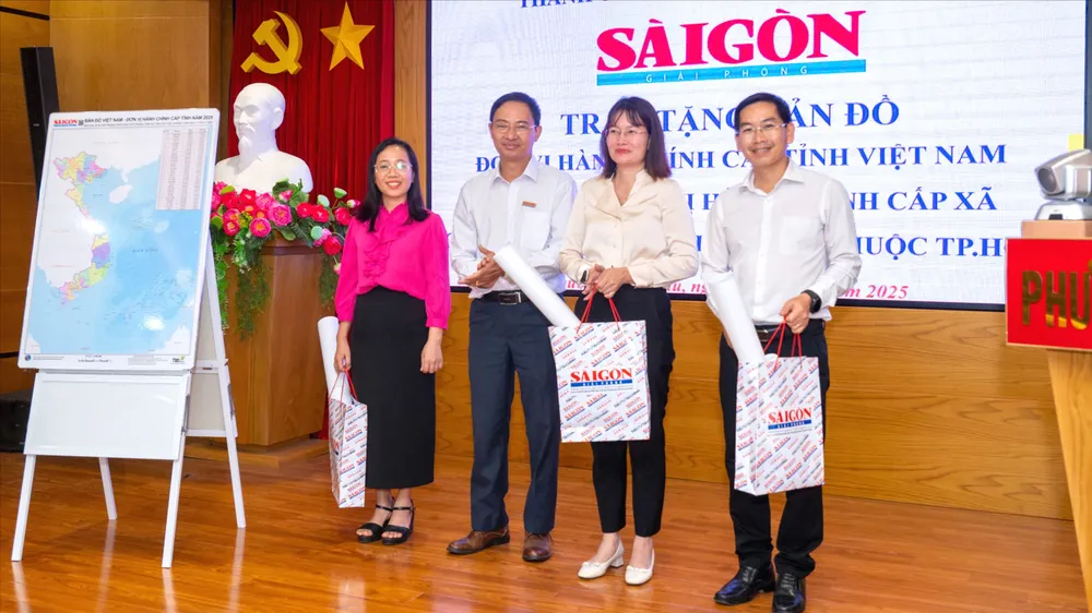 Nhà báo Trần Văn Phong tặng bản đồ cho cấp ủy, chính quyền các phường, xã trên địa bàn tỉnh Bà Rịa-Vũng Tàu (cũ)