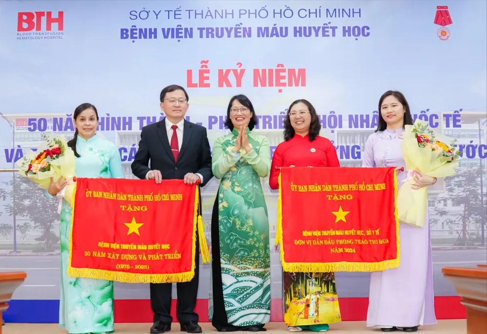 Phó Chủ tịch UBND TPHCM Trần Thị Diệu Thúy tặng cờ đua cho Bệnh viện Truyền máu huyết học TPHCM