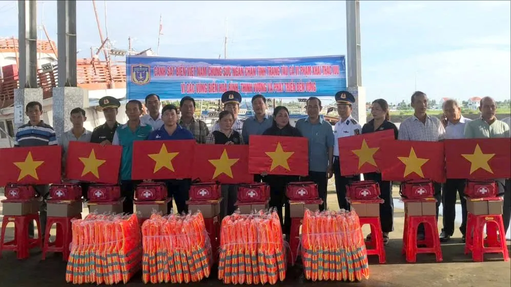 Bộ Tư lệnh Vùng Cảnh sát biển 3 tặng quà cho ngư dân tại Cảng cá Ba Tri mới. Ảnh: TÍN HUY