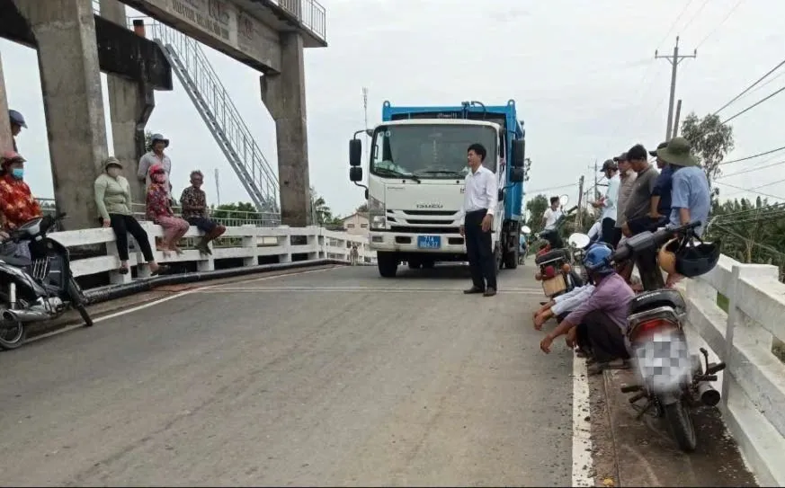 Người dân chặn không cho xe tập kết rác vào bãi rác An Hiệp (xã An Hiệp, tỉnh Vĩnh Long). Ảnh: NDCC