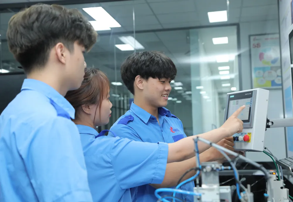 Sinh viên Khoa Công nghệ kỹ thuật Trường ĐH Công nghiệp TPHCM trong giờ học thực hành.jpg