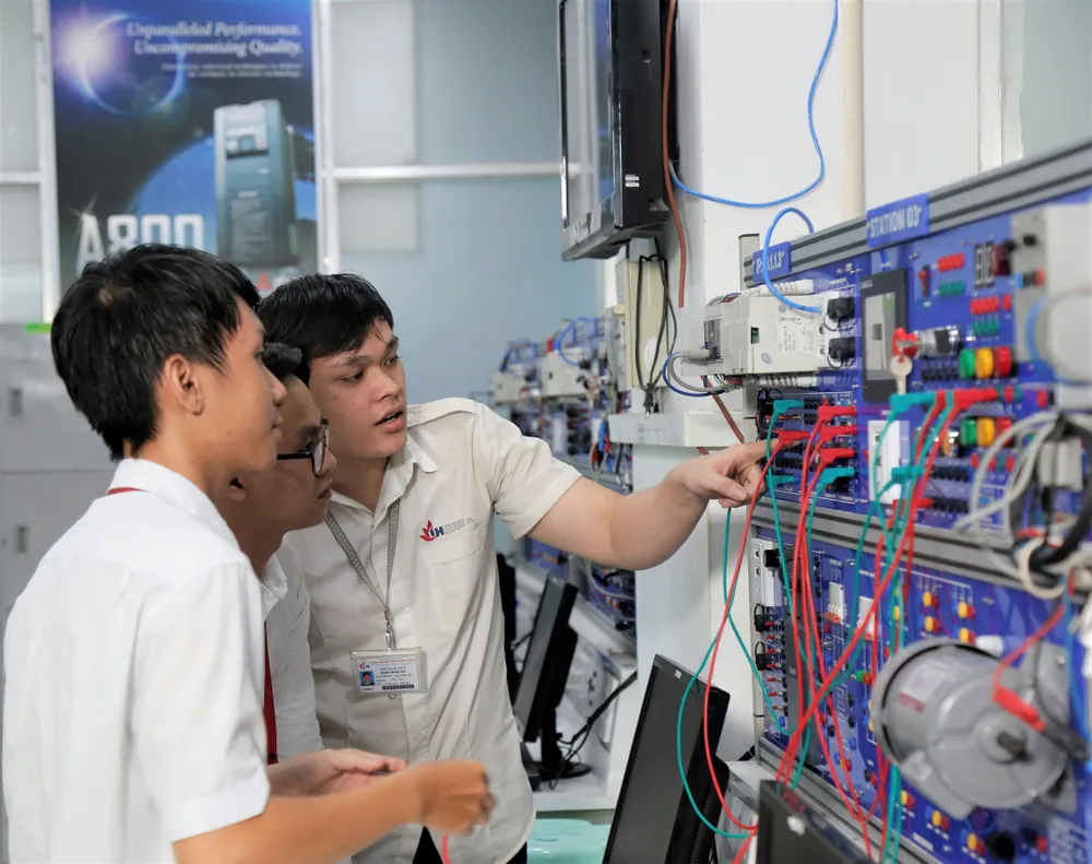 Sinh viên ngành Điện - Điện tử Trường ĐH Công nghiệp TPHCM trong giờ học thực hành.jpg