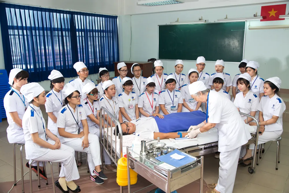 Sinh viên ngành Điều dưỡng học thực hành.jpg
