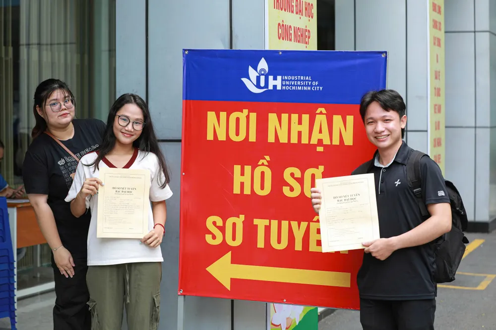 Thí sinh xét tuyển thẳng năm 2025 theo quy chế của Bộ GD-ĐT nộp hồ sơ minh chứng tại trường.jpg