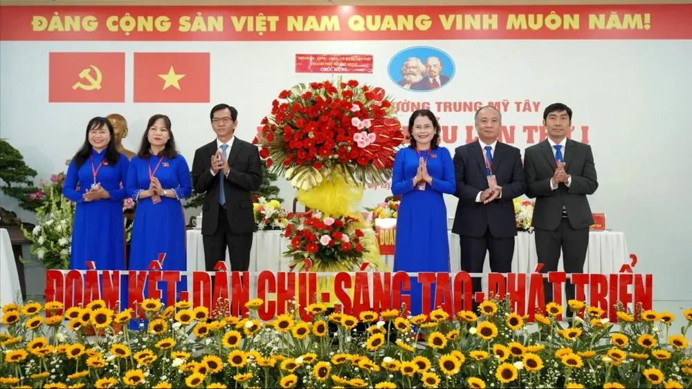 Đồng chí Dương Trọng Hiếu, Phó Trưởng ban Thường trực Ban Tổ chức Thành ủy TPHCM tặng hoa chúc mừng đại hội