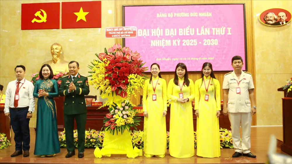 Đồng chí Trương Thị Bích Hạnh và Thiếu tướng Vũ Văn Điền tặng hoa của Thành ủy - HĐND - UBND - Ủy ban MTTQ Việt Nam TPHCM chúc mừng đại hội