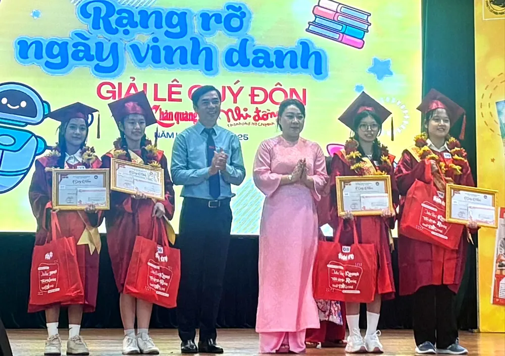 Đại diện Ban Tổ chức trao giải thưởng thủ khoa khối THCS