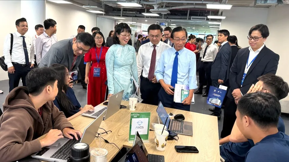 Phó Chủ tịch UBND TPHCM Trần Thị Diệu Thúy cùng các đại biểu tham quan khu làm việc của các doanh nghiệp khởi nghiệp bên trong tòa nhà