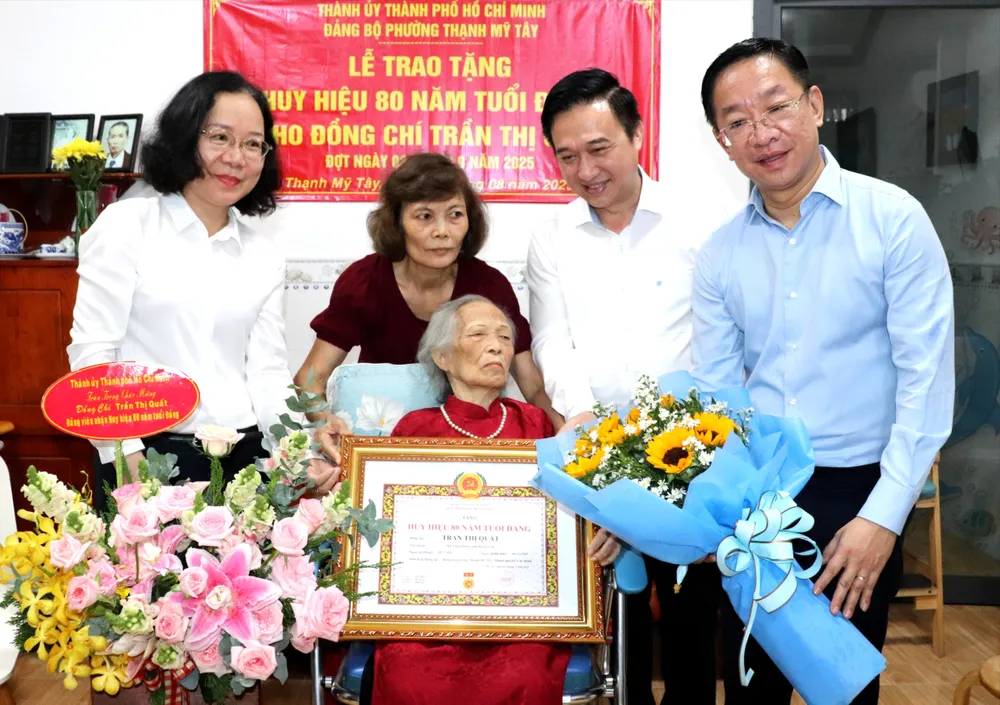 Phó Bí thư Thành ủy TPHCM Đặng Minh Thông trao Huy hiệu 80 năm tuổi Đảng đến đồng chí Trần Thị Quất