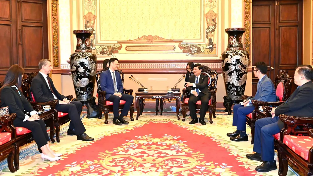 Phó Bí thư Thành ủy, Chủ tịch HĐND TPHCM Võ Văn Minh tiếp đoàn công tác Công ty P&G Việt Nam do ông Marwane Tahri, Tổng giám đốc Công ty P&G Việt Nam làm trưởng đoàn. Ảnh: VIỆT DŨNG 