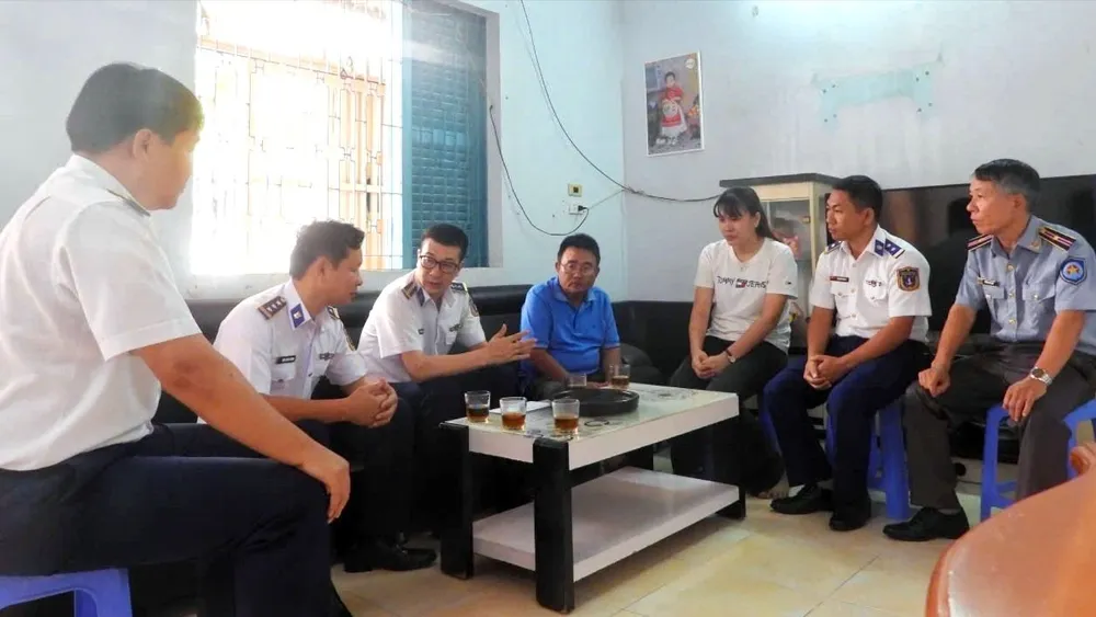 Cán bộ, chiến sĩ Bộ Tư lệnh Vùng Cảnh sát biển 3 thăm hỏi, động viên và tặng quà một gia đình chính sách trên địa bàn đơn vị đóng quân